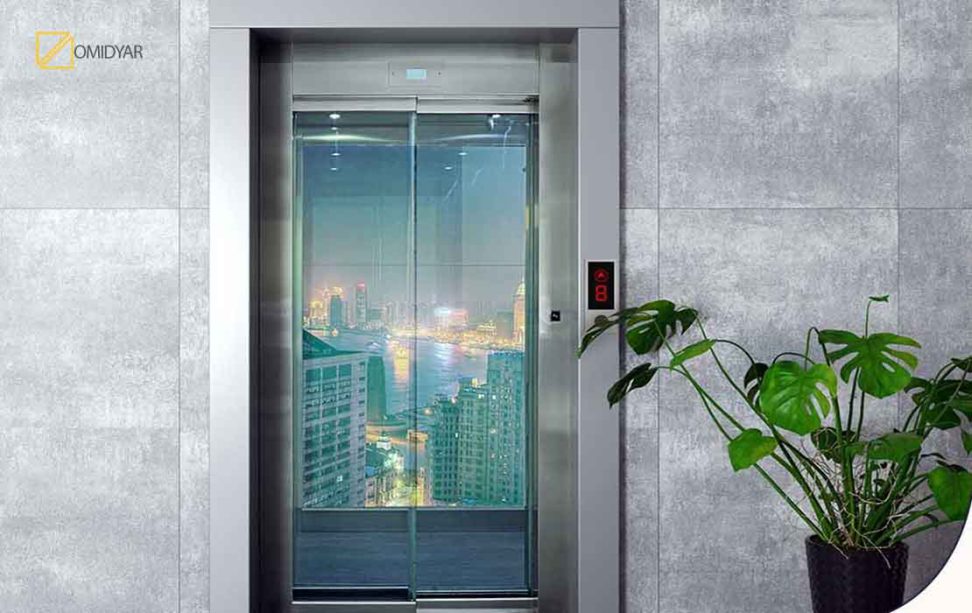 آسانسورهای کششی دنده‌ای (گیربکس دار) نوعی آسانسور کششی هستند که از گیربکس برای انتقال نیرو از موتور الکتریکی به طناب‌هایی که کابین را بالا می‌برند استفاده می‌کند.